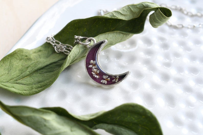 Mini Crescent Moon Pendant with Queen Anne's Lace Flowers - Floral Resin Jewelry - Real Pressed Flowers