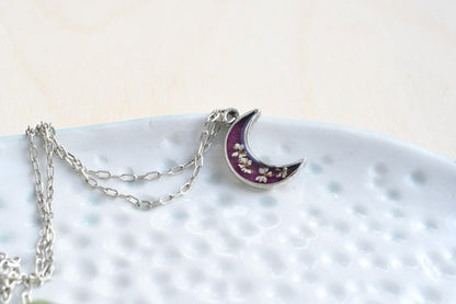 Mini Crescent Moon Pendant with Queen Anne's Lace Flowers - Floral Resin Jewelry - Real Pressed Flowers