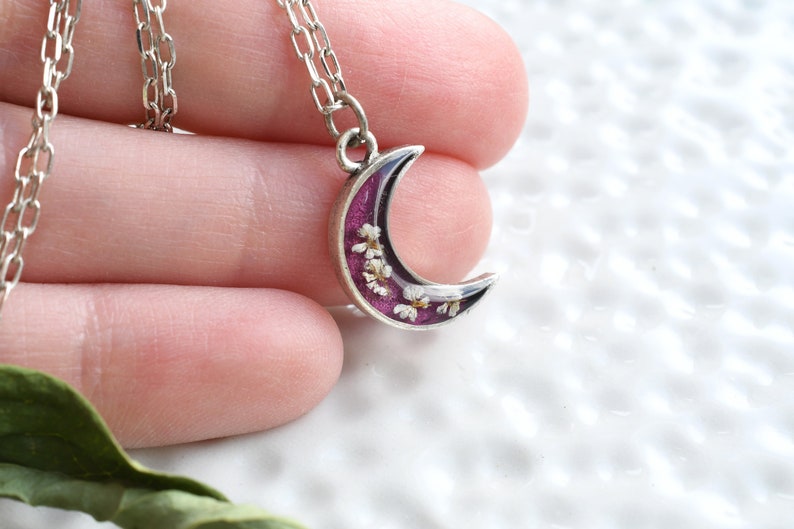 Mini Crescent Moon Pendant with Queen Anne's Lace Flowers - Floral Resin Jewelry - Real Pressed Flowers