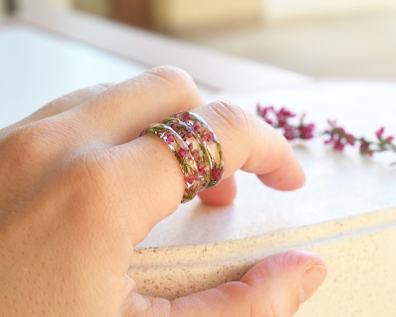 Delicate Resin Ring with Real Dried Pink Heather Flowers – Handmade Floral Jewelry – Hypoallergenic Promise Ring for Her – Nature Ring