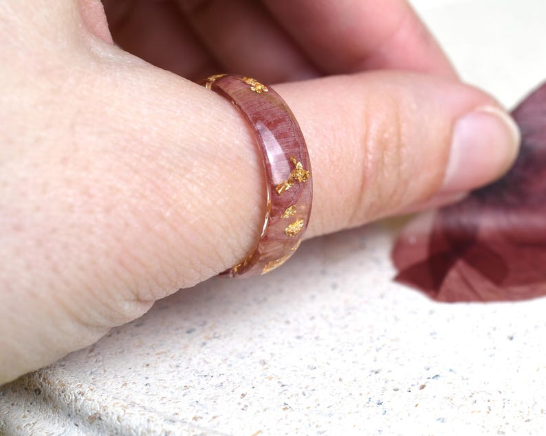 Real Poppy Petal Resin Ring with Gold Flakes – August Birth Flower Band, Handmade Floral Jewelry, Botanical Resin Ring, Nature Gift for Her