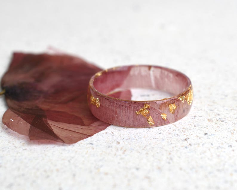 Real Poppy Petal Resin Ring with Gold Flakes – August Birth Flower Band, Handmade Floral Jewelry, Botanical Resin Ring, Nature Gift for Her