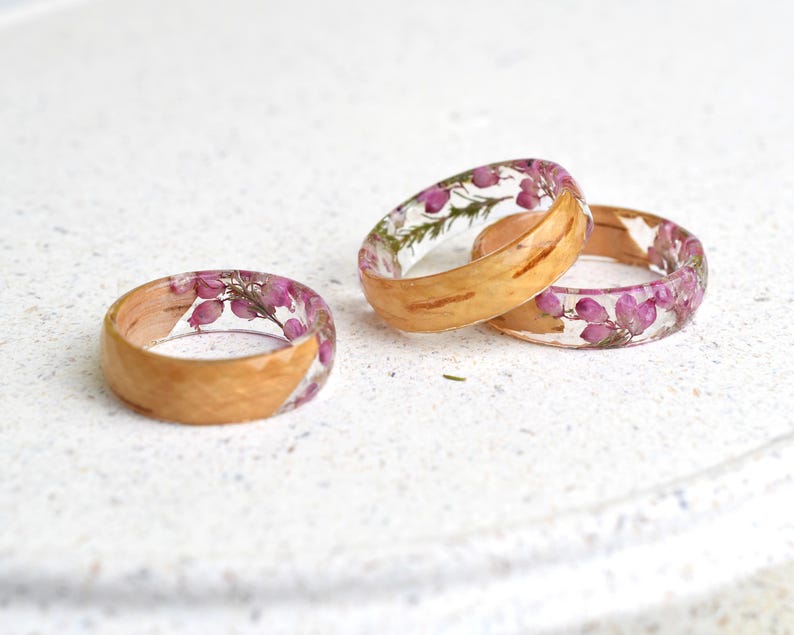 Faceted Resin Ring with Real Dried Pink Heather Flowers and Birch Wood – Handmade Floral Jewelry – Promise Ring for Her – Botanical Ring