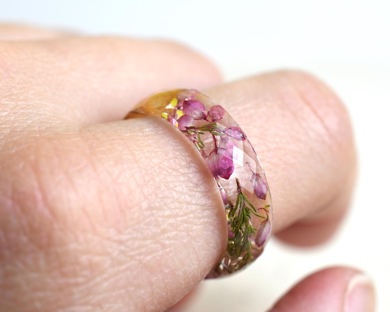 Faceted Resin Ring with Real Dried Pink Heather Flowers and Birch Wood – Handmade Floral Jewelry – Promise Ring for Her – Botanical Ring