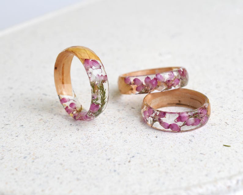 Faceted Resin Ring with Real Dried Pink Heather Flowers and Birch Wood – Handmade Floral Jewelry – Promise Ring for Her – Botanical Ring