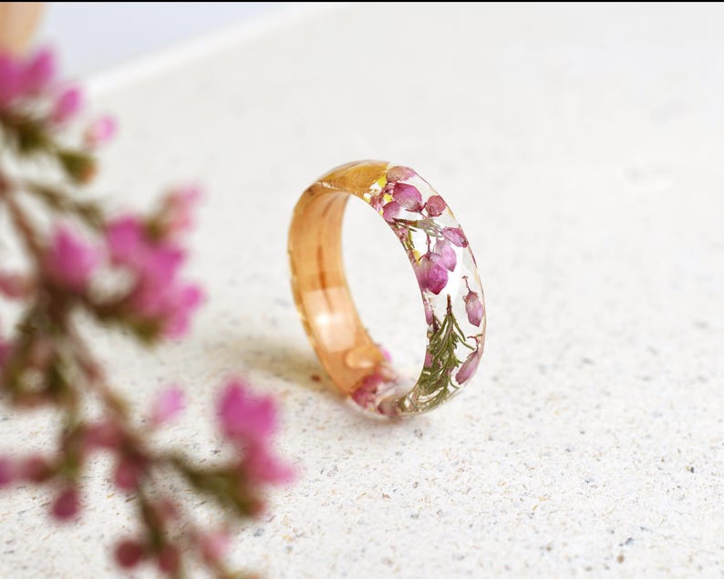Faceted Resin Ring with Real Dried Pink Heather Flowers and Birch Wood – Handmade Floral Jewelry – Promise Ring for Her – Botanical Ring