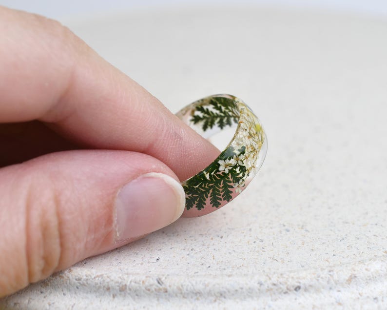 Wide Queen Anne's Lace Resin Ring – 8mm Botanical Statement Ring, Real White Flowers & Green Leaves, Nature Jewelry, Smooth Band