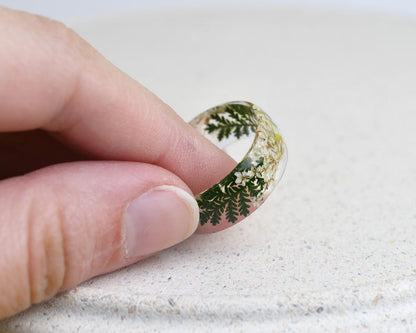 Wide Queen Anne's Lace Resin Ring – 8mm Botanical Statement Ring, Real White Flowers & Green Leaves, Nature Jewelry, Smooth Band