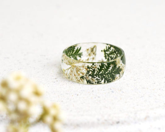 Wide Queen Anne's Lace Resin Ring – 8mm Botanical Statement Ring, Real White Flowers & Green Leaves, Nature Jewelry, Smooth Band