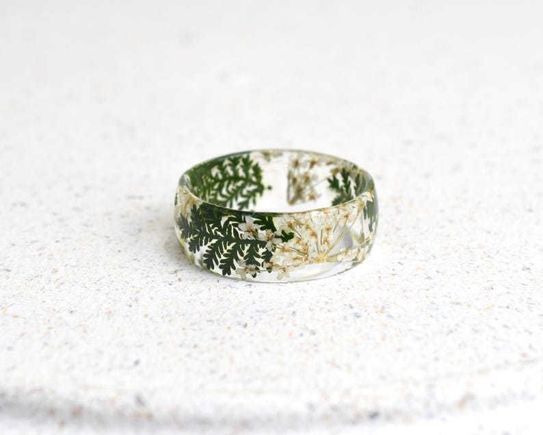 Wide Queen Anne's Lace Resin Ring – 8mm Botanical Statement Ring, Real White Flowers & Green Leaves, Nature Jewelry, Smooth Band