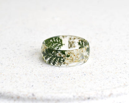 Wide Queen Anne's Lace Resin Ring – 8mm Botanical Statement Ring, Real White Flowers & Green Leaves, Nature Jewelry, Smooth Band