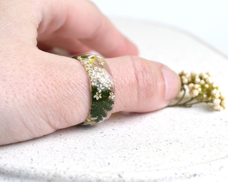 Wide Queen Anne's Lace Resin Ring – 8mm Botanical Statement Ring, Real White Flowers & Green Leaves, Nature Jewelry, Smooth Band