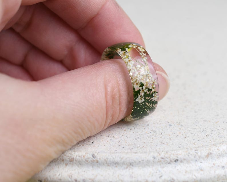 Wide Queen Anne's Lace Resin Ring – 8mm Botanical Statement Ring, Real White Flowers & Green Leaves, Nature Jewelry, Smooth Band
