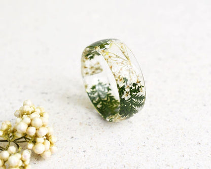 Wide Queen Anne's Lace Resin Ring – 8mm Botanical Statement Ring, Real White Flowers & Green Leaves, Nature Jewelry, Smooth Band